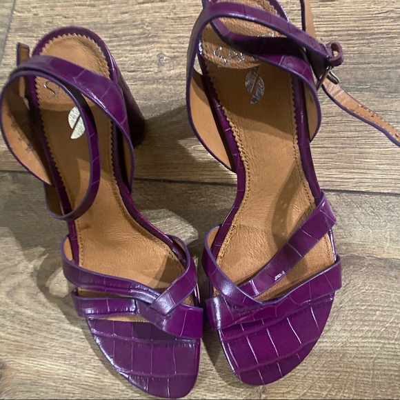 $100 Off Dazzling Diva Pumps…Faux Crocodile Pattern Designer Sarto plum heels! - Picture 4 of 6